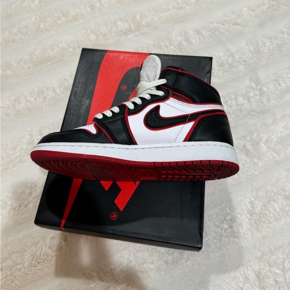 Jordan 1 Retro High
Bloodline (GS) SIZE 4 - Picture 6 of 12